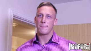 Cette minette s'exhibe en video avant de sucer