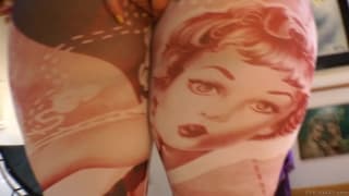 Un caméraman excité et obsédé par des culs rebondis