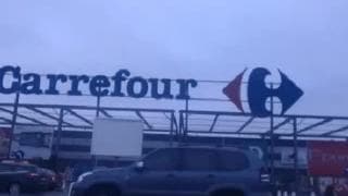 sur le parking d'un carrefour, elle se touche