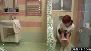 Des lesbiennes se lèche dans le jacuzzi