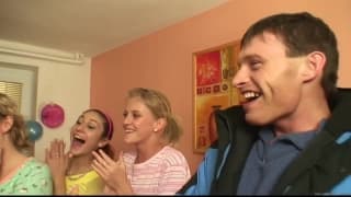 Une party de sexe entre copains copines Une party de sexe entre copains copines