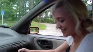 Cette jeune blonde se fait amener a l'ecole Cette jeune blonde se fait amener a l'ecole