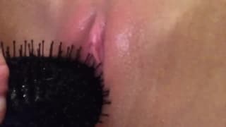 Une cochonne se mastrube a la douche