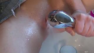 Elle s'excite avec de l'eau et une banane Elle s'excite avec de l'eau et une banane