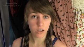 Surpris par la babysitter qui l'aide a se vider Surpris par la babysitter qui l'aide a se vider