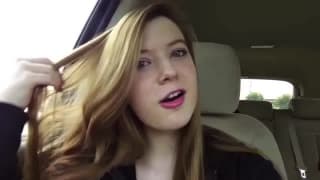 Jeune femme s'exhibe dans une cabine d'essayage Jeune femme s'exhibe dans une cabine d'essayage