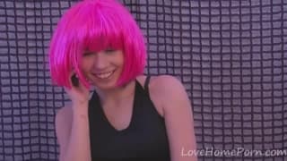 Une jeune femme aux cheveux roses se caresse Une jeune femme aux cheveux roses se caresse