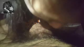 Massage de bite pas les pieds de cette brune Massage de bite pas les pieds de cette brune