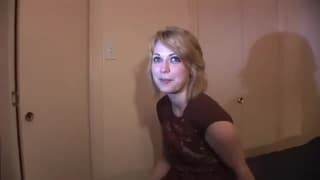 Une magnifique blonde se caresse dans son lit Une magnifique blonde se caresse dans son lit