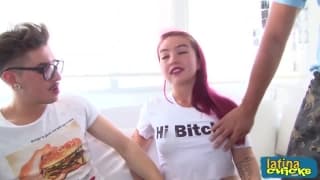 Une petite jeune se fait plaisir avec eux Une petite jeune se fait plaisir avec eux