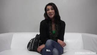 Casting pour cette jolie petite brune Casting pour cette jolie petite brune