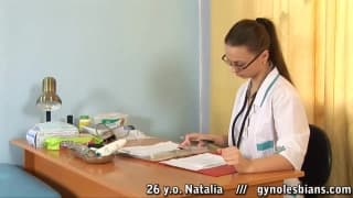 Une gynécologue avec son gode ceinture Une gynécologue avec son gode ceinture