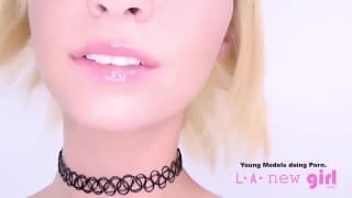 Blonde en débardeur jaune va sucer un mec Blonde en débardeur jaune va sucer un mec