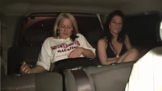 Quatre teens salopes sur un parking