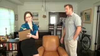 Victoria Voss tombe les lunettes et suce