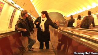 Une mature se fait rattraper dans le métro Une mature se fait rattraper dans le métro
