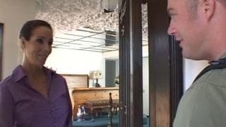 Il fait la connaissance d'une milf et la baise