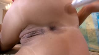Sextoy dans la chatte pour cette brunette