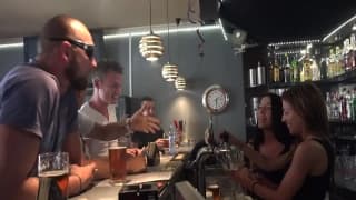 Des serveuses qui valent leurs pourboires