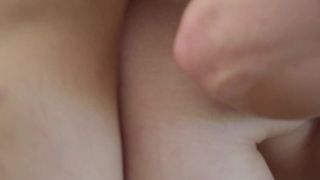 Janet Mason et Dani Jensen profitent d'un plan à trois.