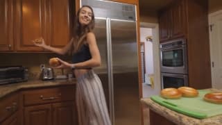 Charity fait la cuisine alors qu'elle est nue dans la cuisine