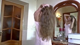 Une blonde mince avec une chatte poilue aime jouer Une blonde mince avec une chatte poilue aime jouer