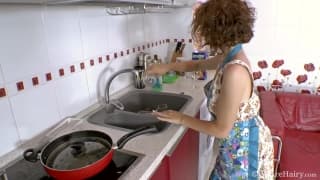 Sasha Pink frottant sa chatte serrée et poilue Sasha Pink frottant sa chatte serrée et poilue