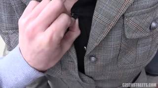 Une vieille le suce et baise dans la rue