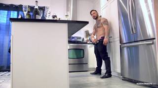 Pascal retrouve un homme musclé et tatoué