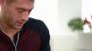 La mère prend soin de son beau-fils La mère prend soin de son beau-fils