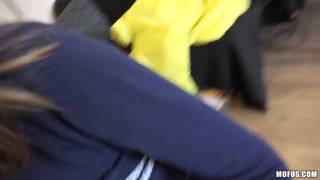 Elle suce et baise pour quelque billets Elle suce et baise pour quelque billets