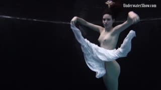 Elle va nous faire un show érotique dans l'eau Elle va nous faire un show érotique dans l'eau