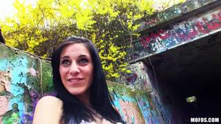 Une jolie jeune fille baise une mec en rue Une jolie jeune fille baise une mec en rue