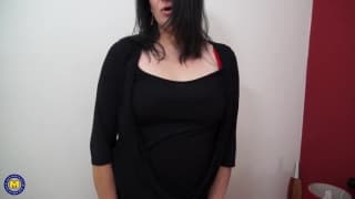 Mature se déshabille et s'exhibe un peu