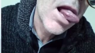 Papy tape une branlette tous les soirs