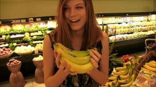 Lesbienne qui se masturbe avec un légume Lesbienne qui se masturbe avec un légume