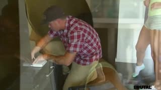 Le technicien se met en colère contre la cliente et la baise Le technicien se met en colère contre la cliente et la baise