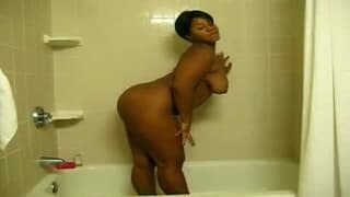 Femme ebony et sont énorme cul sous la douche