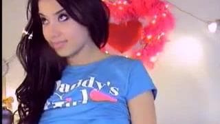 Jolie femme brune qui dévoile ses seins Jolie femme brune qui dévoile ses seins