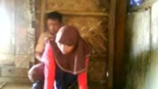 Vraie beurette prend position sur une queue Vraie beurette prend position sur une queue