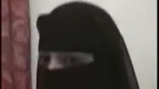 Une vraie salope voilée avec la chatte lisse