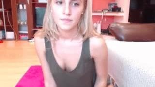 Blonde timide fait un strip-tease en webcam Blonde timide fait un strip-tease en webcam