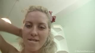 Nomi est heureuse de vous montrer ce qu'elle a sous la jupe Nomi est heureuse de vous montrer ce qu'elle a sous la jupe
