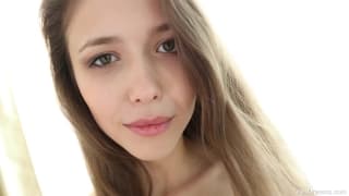 Mila Azul avec une bonne glace à l'eau Mila Azul avec une bonne glace à l'eau
