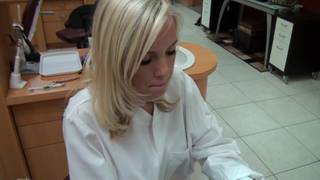 Une femme va chauffer son patient et le baiser Une femme va chauffer son patient et le baiser