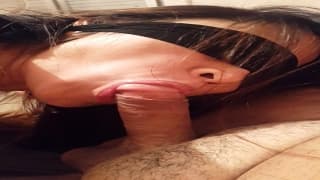 Elle suce bien avant de prendre dans le cul