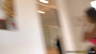 La grosse bite de Mandingo va la faire jouir fort La grosse bite de Mandingo va la faire jouir fort