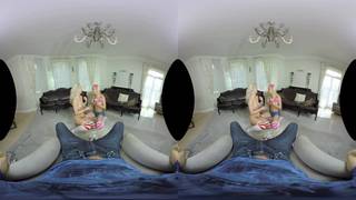 Deux blondes coquines en trio avec un gars en VR Deux blondes coquines en trio avec un gars en VR
