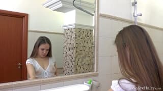 Gretta sous la douche frottant sa chatte poilue Gretta sous la douche frottant sa chatte poilue