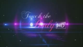 Après le massage, la femme asiatique glisse sur la bite dure